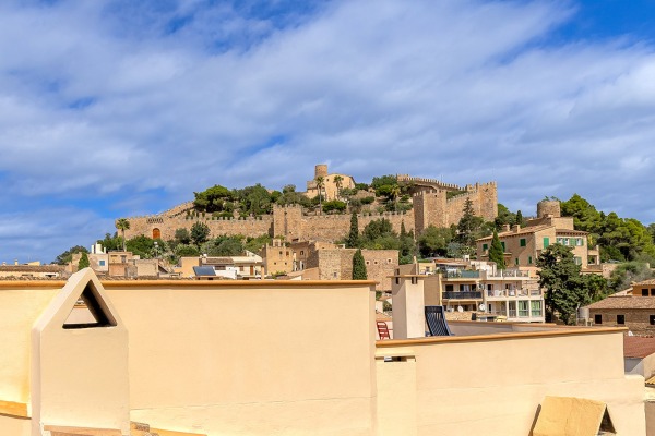 Exclusive, high-quality renovated townhouse with sea view and pool image 4