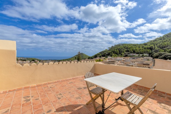 Exclusive, high-quality renovated townhouse with sea view and pool image 5