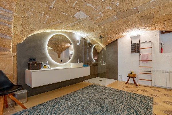 Exclusive, high-quality renovated townhouse with sea view and pool image 10