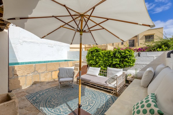 Exclusive, high-quality renovated townhouse with sea view and pool image 11