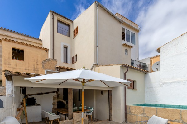 Exclusive, high-quality renovated townhouse with sea view and pool image 12