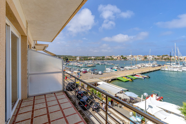 Sea view penthouse in need of renovation right on the harbor of Portocolom image 3