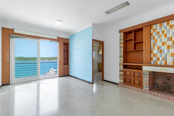 Sea view penthouse in need of renovation right on the harbor of Portocolom image 4