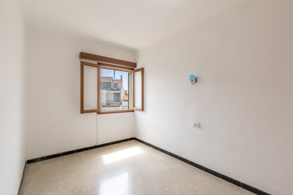 Sea view penthouse in need of renovation right on the harbor of Portocolom image 8