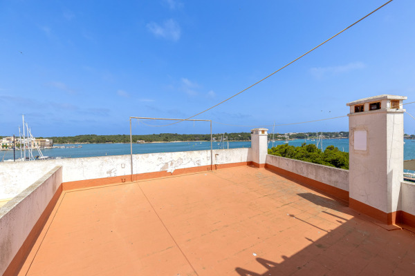 Sea view penthouse in need of renovation right on the harbor of Portocolom image 11