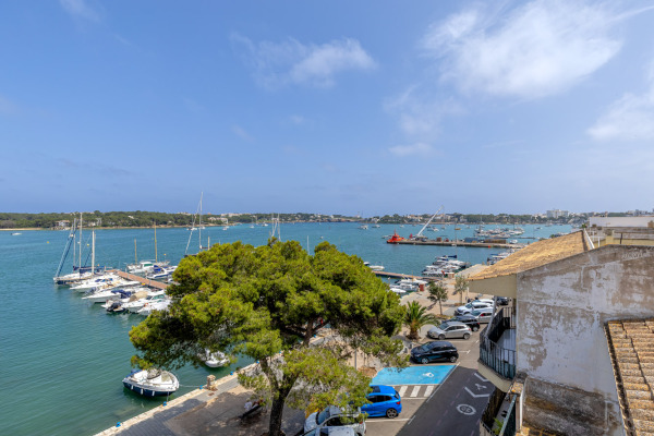 Sea view penthouse in need of renovation right on the harbor of Portocolom image 12