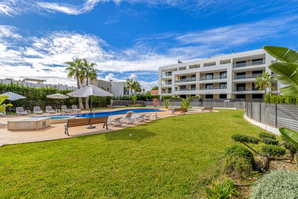 Modern apartment with partial sea views in a well-kept complex in Portocolom
