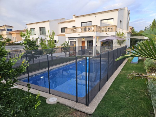 Semi-detached house with basement and pool in Puig de Ros