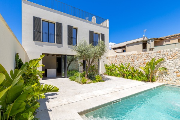 Luxurious townhouse with spectacular views as far as the sea in Ses Salines