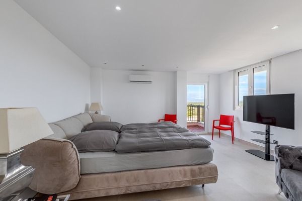 Modern penthouse apartment with fantastic views over the bay of Palma image 7