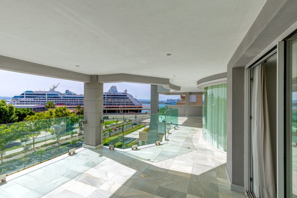 Elegant luxury apartment with views of the harbour and the sea