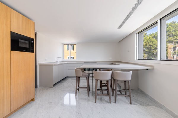 Elegant luxury apartment with views of the harbour and the sea image 4
