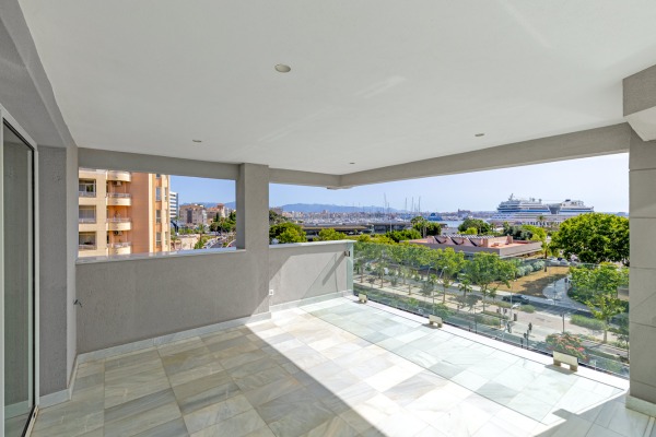 Elegant luxury apartment with views of the harbour and the sea image 6