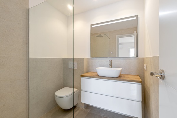 Stylishly renovated upper-floor apartment with partial sea views image 8