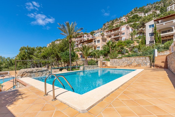 Cozy garden apartment with partial sea view and underground parking space