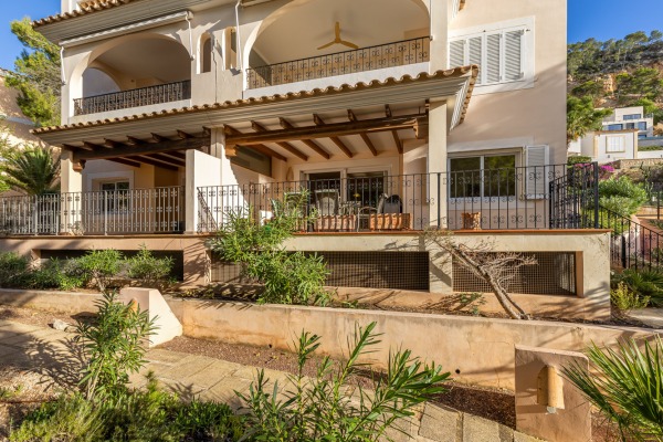 Cozy garden apartment with partial sea view and underground parking space image 4