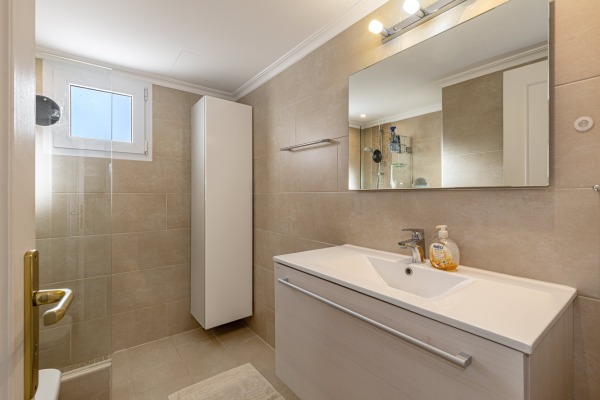 Cozy garden apartment with partial sea view and underground parking space image 12