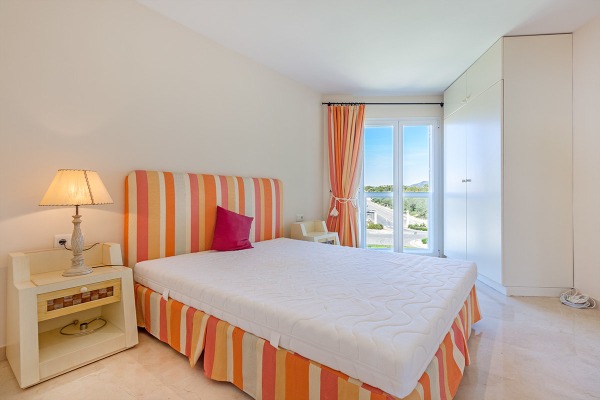 Penthouse on the waterfront near Port Adriano for rent image 4
