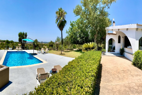 Charming country house in an elevated position and with great views image 2