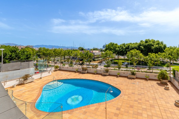 Spacious duplex apartment with sea views on the Paseo Marítimo in Palma