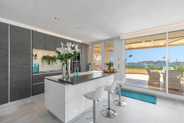 Spacious penthouse apartment with sea views and private pool image 10