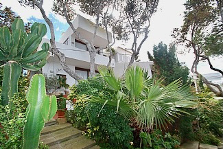 Frontline villa with fantastic views of the bay of Palma and lots of potential image 3