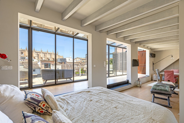 Modern penthouse with stunning views over the rooftops of the old town image 10