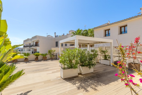 Modern apartment with a spacious terrace in the heart of Santa Maria image 4