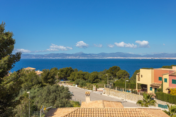 Mediterranean townhouse with beautiful sea views and private pool image 8