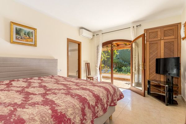 Mediterranean villa with a beautiful garden and plenty of privacy in Palmanova image 8