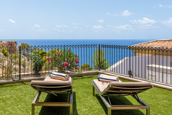 High-quality luxury apartment with private garden and fantastic sea views
