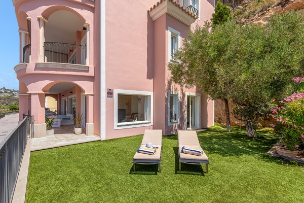 High-quality luxury apartment with private garden and fantastic sea views image 2