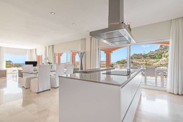 High-quality luxury apartment with private garden and fantastic sea views image 3