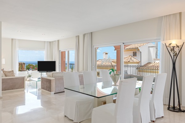 High-quality luxury apartment with private garden and fantastic sea views image 4