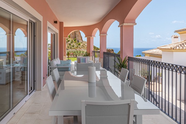 High-quality luxury apartment with private garden and fantastic sea views image 6