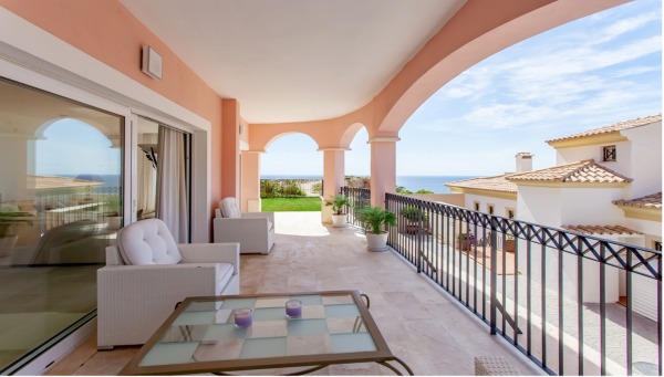 High-quality luxury apartment with private garden and fantastic sea views image 9