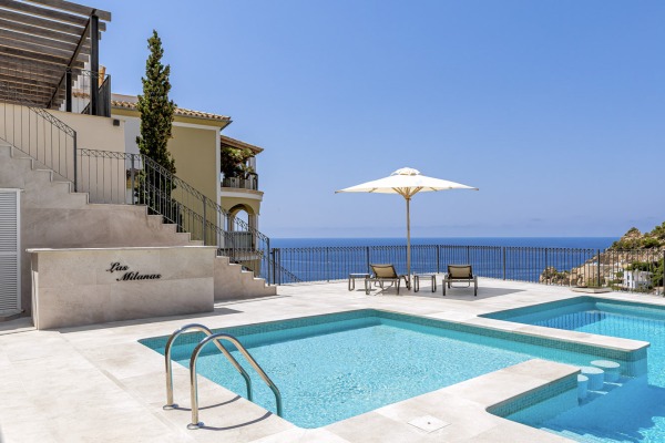 High-quality luxury apartment with private garden and fantastic sea views image 10