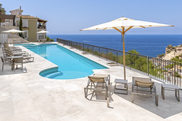 High-quality luxury apartment with private garden and fantastic sea views image 11