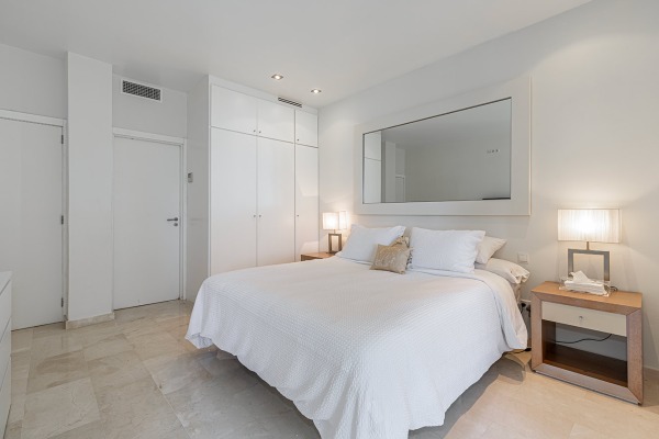 High-quality luxury apartment with private garden and fantastic sea views image 12