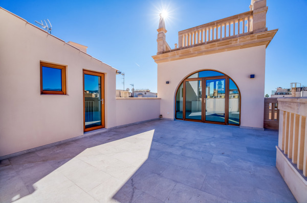 Luxurious duplex penthouse in a historic building in the old town of Palma image 2