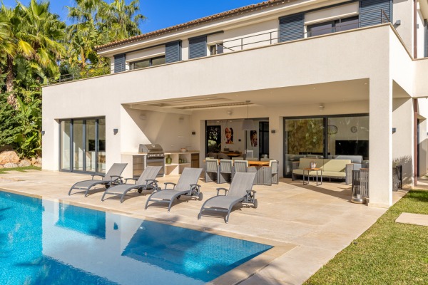 Exclusive luxury villa in modern architectural style in Santa Ponsa image 3