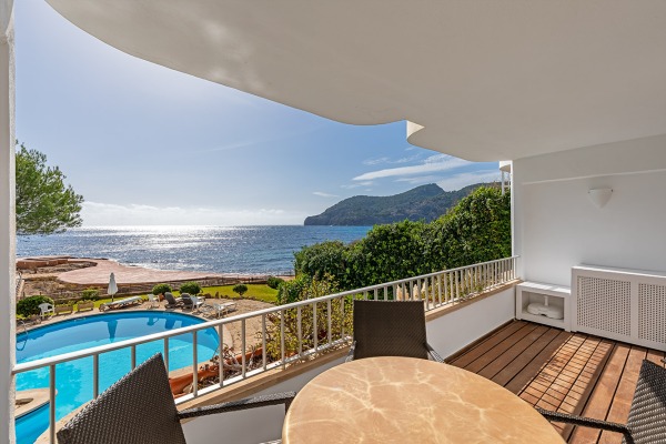 Bright apartment right by the sea in Camp de Mar
