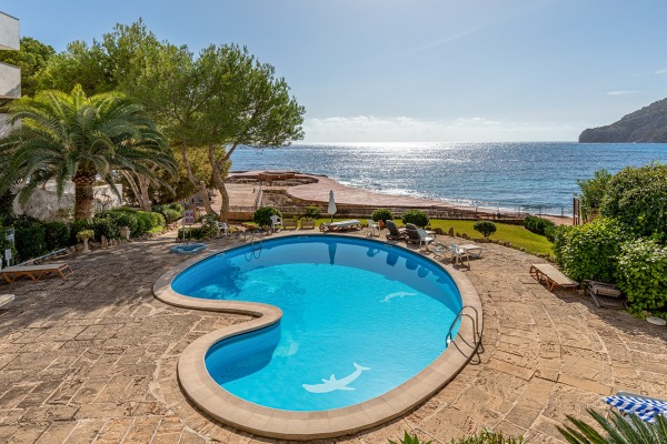 Bright apartment right by the sea in Camp de Mar image 2