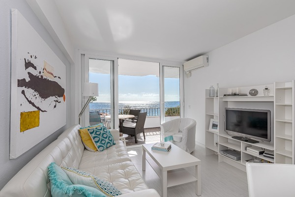 Bright apartment right by the sea in Camp de Mar image 3