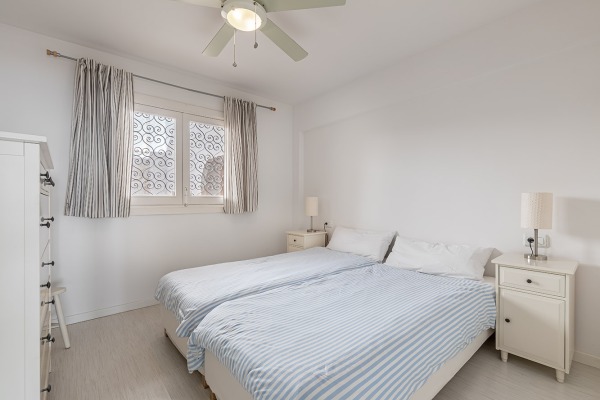 Bright apartment right by the sea in Camp de Mar image 8