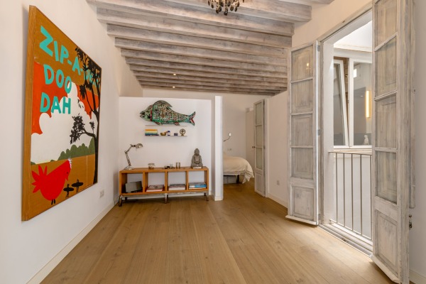 Stylish old apartment with modern furnishings in the heart of Palma image 5