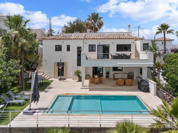 Modern villa with pool near the sea in El Toro