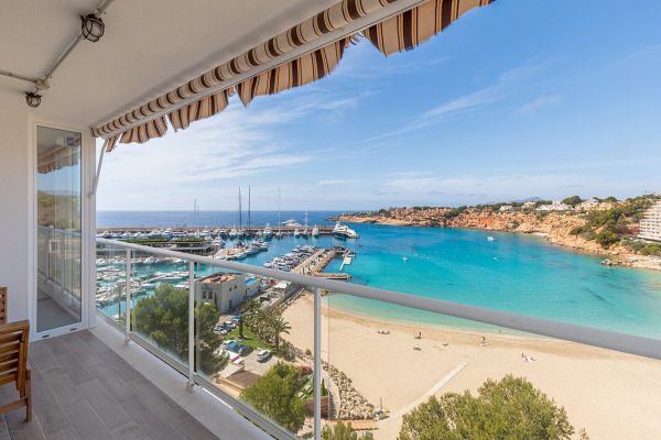 Sea view apartment with direct access to the marina from the complex image 2