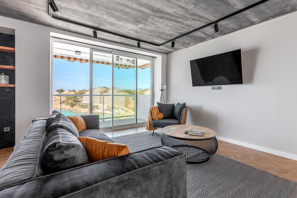 Sea view apartment with direct access to the marina from the complex image 3