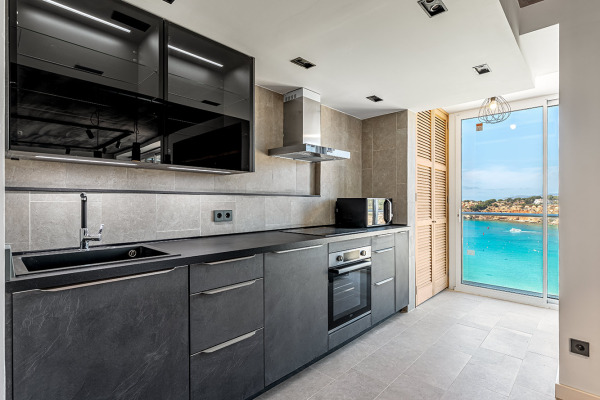 Sea view apartment with direct access to the marina from the complex image 8